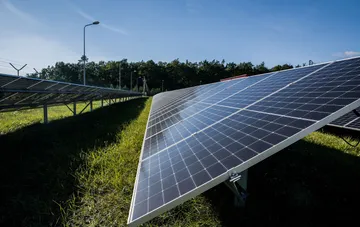 Сонячні панелі на українській сонячній електростанції, хаотична робота якої, за даними D.Solutions, коштує бізнесу прибутку