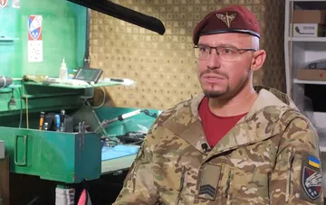 Боец ДШВ в камуфляжной форме и берете с эмблемой ДШВ, в мастерской проекта «Проте_з ДШВ»