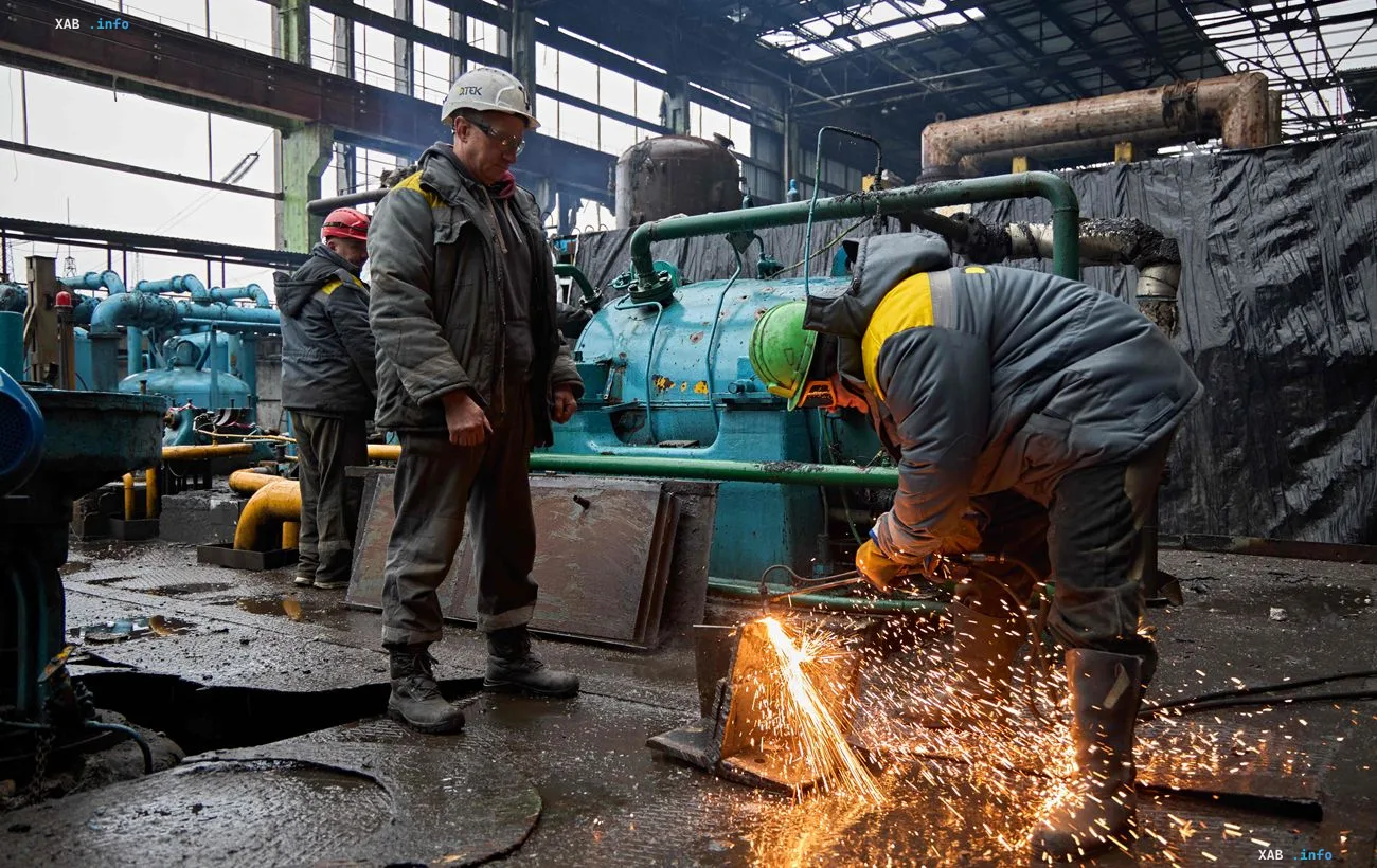 DTEK workers on a production floor: training and support for new employees and internally displaced persons at the plant