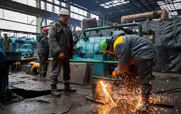 DTEK workers on a production floor: training and support for new employees and internally displaced persons at the plant