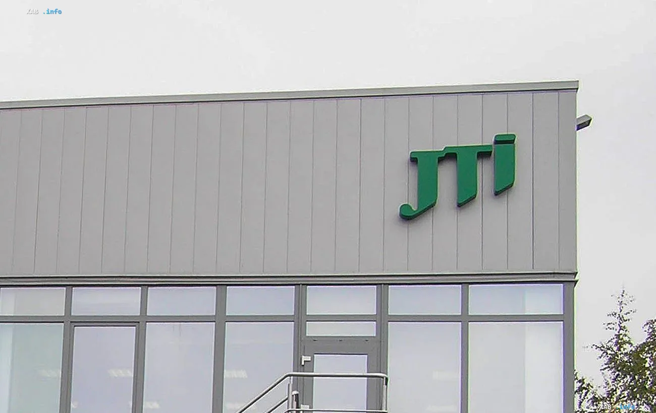 Логотип JTI на фасаде табачной фабрики в Кременчуге, предприятие остановлено после ударов