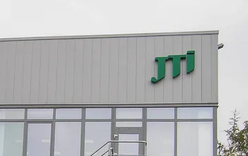 Логотип JTI на фасаде табачной фабрики в Кременчуге, предприятие остановлено после ударов
