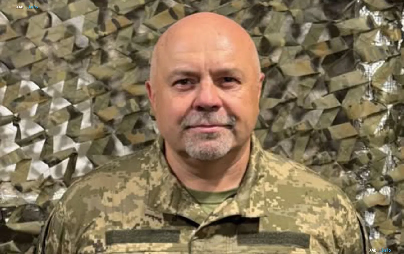 Alexander Hlywinsky in ukrainischer Tarnuniform vor einem Tarnnetz — Fußballkommentator meldet sich in das 7. Aufklärungsbataillon der ukrainischen Streitkräfte