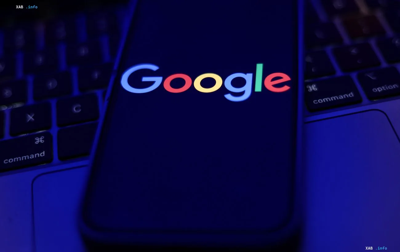 Логотип Google на экране смартфона в синем неоновом свете — символ тайной работы аналитика против хакерской империи TeamPCP