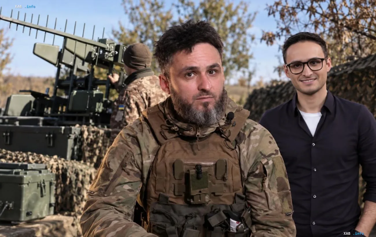 Ihor Lastotschkin in Tarnanzug mit Bart vor einer elektronischen Kampfführung-Station und Tarnnetzen an der Front der 93. Brigade