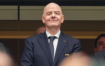 Джанфранко Інфантино у костюмі з логотипом ФІФА на трибунах стадіону, пропонуючи незалежний зовнішній аудит після провалу проєкту FFE