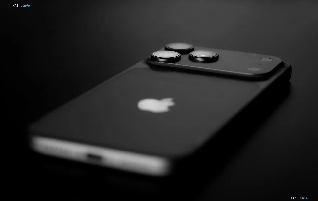 iPhone 18 Pro с тремя камерами и логотипом Apple на тёмном фоне — смартфон, владельцы которого жалуются на отказ сенсорного экрана и зависания Face ID