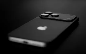 iPhone 18 Pro с тремя камерами и логотипом Apple на тёмном фоне — смартфон, владельцы которого жалуются на отказ сенсорного экрана и зависания Face ID