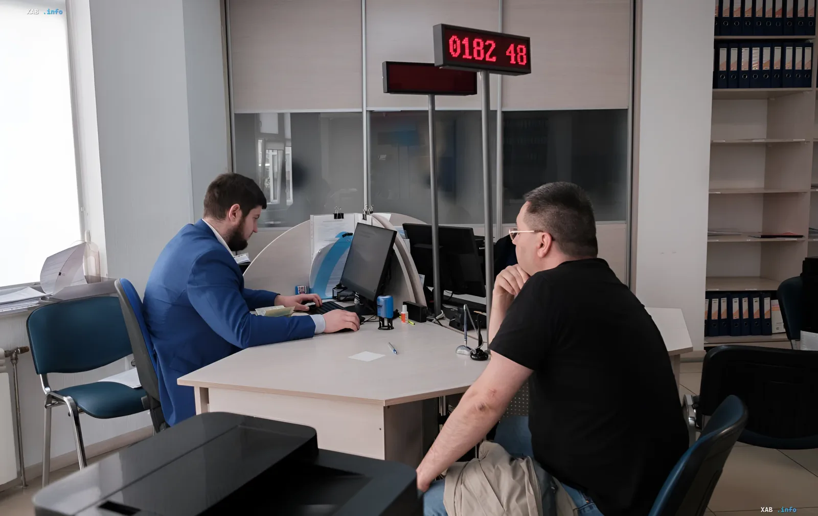 Грaжданин ожидает своей очереди в ЦНАП для подачи документов на смену основания отсрочки от мобилизации