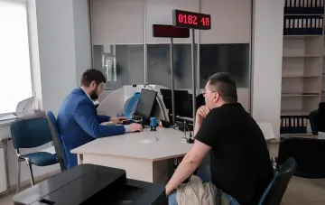 Грaжданин ожидает своей очереди в ЦНАП для подачи документов на смену основания отсрочки от мобилизации