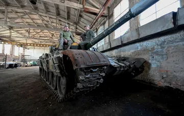 Ukrainian soldiers on a tank in a hangar: call for regular subscriptions instead of one-time donations