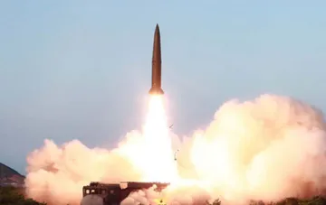 Запуск баллістичної ракети КНДР з мобільної пускової установки — можлива нова модифікація KN-23 за даними Janes