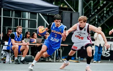 Лев Кошеватский в форме сборной Украины на матче 3x3 против Латвии: украинский защитник ведёт мяч под прессингом латвийского игрока