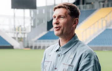 Artem Lewtschenko vor einem Stadion: Kommentar zum Start der Ukraine in der Nations League und dem Ansatz von Trainer Malydera