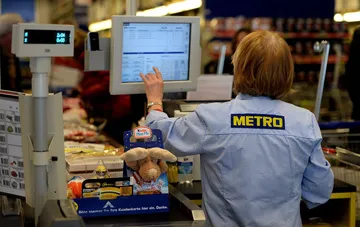 Співробітник METRO на касі обробляє замовлення для клієнта HoReCa