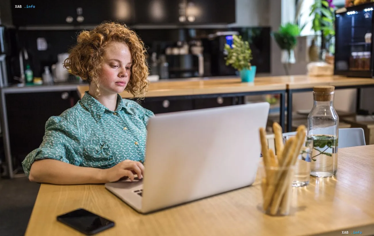 Female employee working on a laptop in an office: Ukraine's minimum wage rises to 9,546 UAH in the 2027 budget