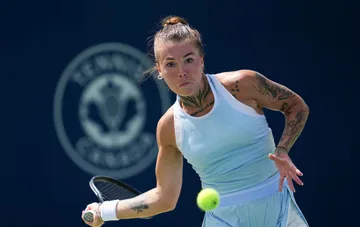Анастасия Олейникова в действии на турнире WTA 500 в Сингапуре, уверенный удар по мячу