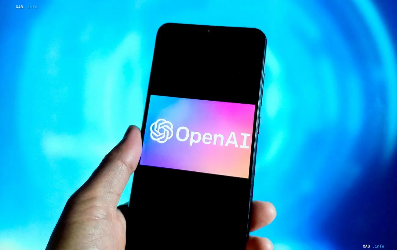 Смартфон с логотипом OpenAI на экране: компания собрала совет из девяти ведущих математиков для прорыва в ИИ-модели