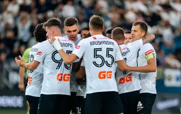 Гравці «Полісся» у білих формах святкують гол у колі: команда при Ротані отримала рекордні преміальні