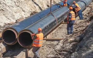 Workers laying heating pipeline pipes in Kyiv's Teremky district — installation of backup heat supply line
