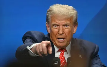 Donald Trump zeigt mit dem Finger nach vorn während seiner Rede bei der UN-Generalversammlung im Zusammenhang mit Sanktionen gegen Russland
