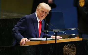Дональд Трамп выступает у трибуны с эмблемой ООН на сессии Генассамблеи, заявляя о скором конце войны в Украине
