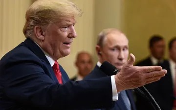 Donald Trump spricht an ein Mikrofon, im Hintergrund Wladimir Putin — Trumps UN-Aussage zu einem neuen Treffen mit Putin