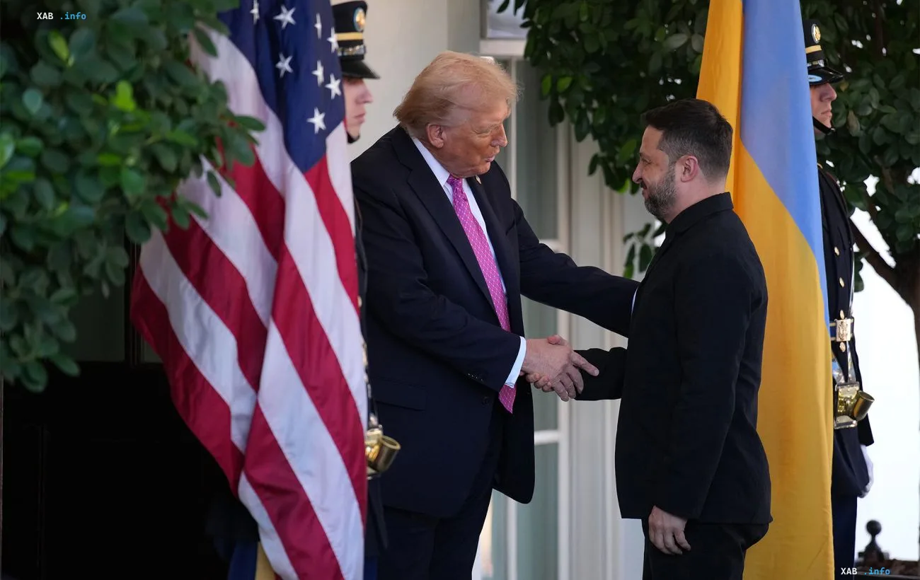 Дональд Трамп и Владимир Зеленский пожимают руки на официальной встрече в Нью-Йорке на фоне американского и украинского флагов