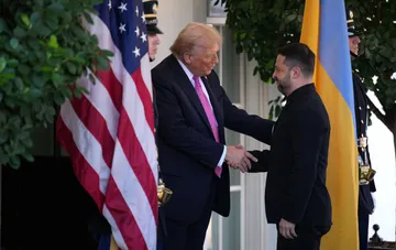 Дональд Трамп и Владимир Зеленский пожимают руки на официальной встрече в Нью-Йорке на фоне американского и украинского флагов