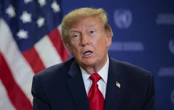 Donald Trump answers questions about the fate of Ukraine's occupied territories during his meeting with Zelensky in New York, with the US flag and UN emblem in the background