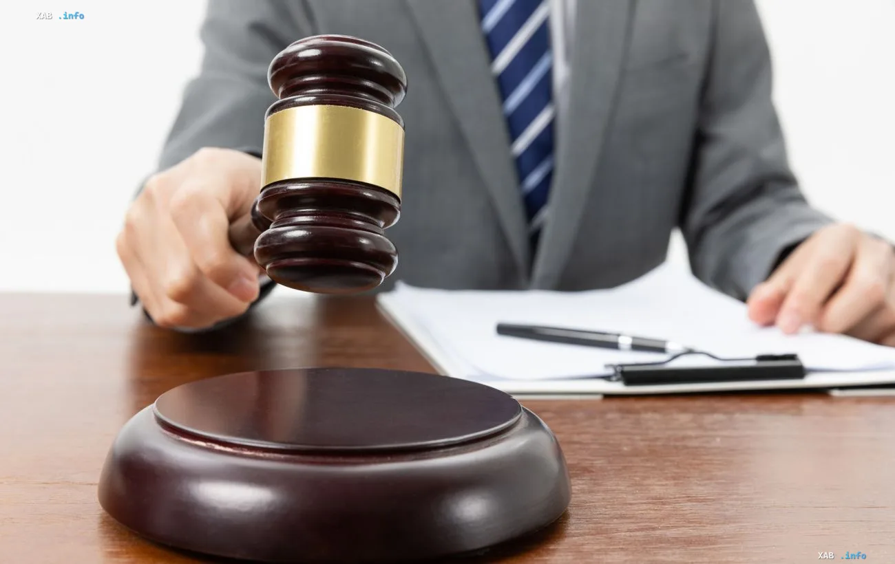 A judge's gavel in hand over documents — symbol of the Supreme Court's final ruling in the Euroenergtrade case