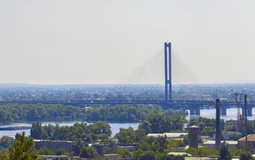 Южный мост в Киеве через Днепр: вид на вантовую конструкцию и прибрежную застройку в день ограничений движения