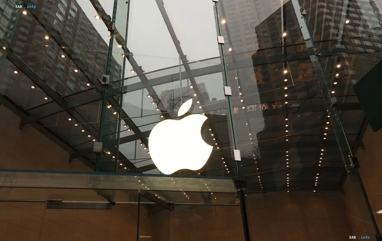 Светящийся логотип Apple на стеклянной витрине магазина — компания готовит функцию AutoLock для мгновенной блокировки iPhone при краже