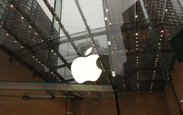 Светящийся логотип Apple на стеклянной витрине магазина — компания готовит функцию AutoLock для мгновенной блокировки iPhone при краже