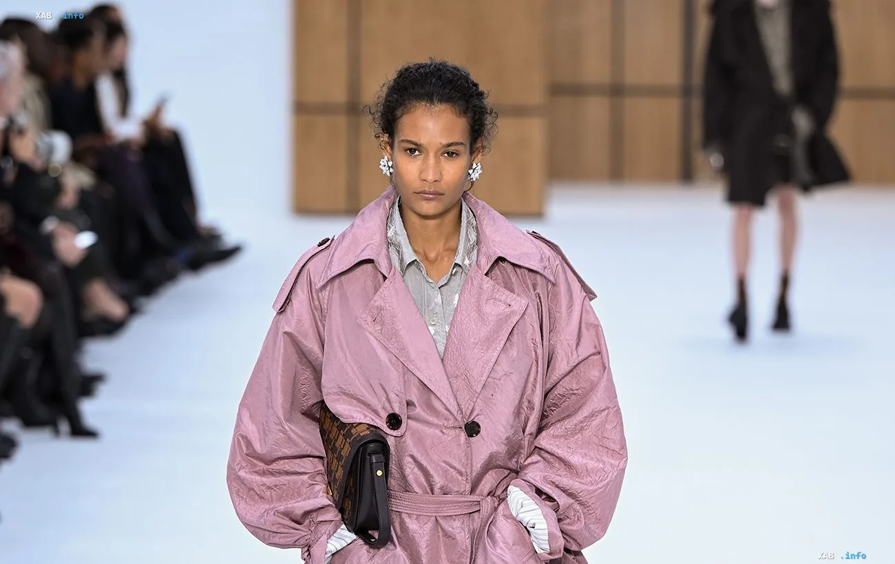 Модель в розовом тренчкоате Burberry на показе коллекции «In Bloom» в рамках London Fashion Week