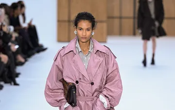 Модель в розовом тренчкоате Burberry на показе коллекции «In Bloom» в рамках London Fashion Week