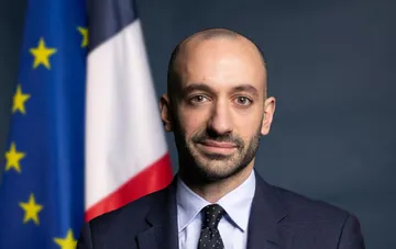 Офіційний портрет міністра Франції на тлі прапора Франції та прапора ЄС у контексті заяви про Україну в європейській безпеці
