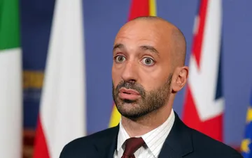 Міністр Франції на тлі прапорів ЄС та країн-партнерів коментує умови вступу України до Європейського Союзу