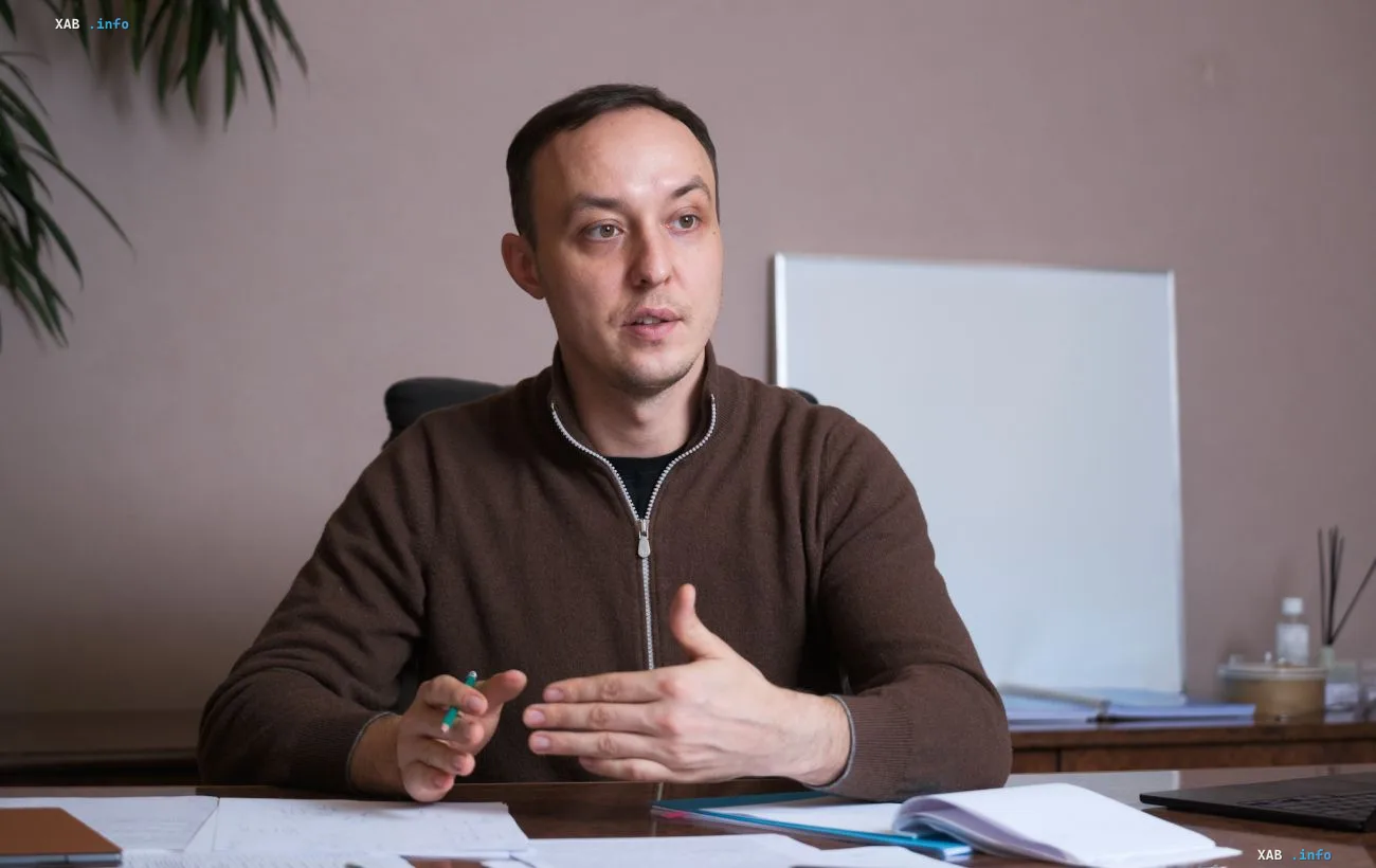 Man at a desk with documents in the context of the EU lifting sanctions on Usmanov and Fridman