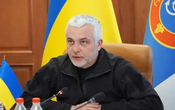 Кипер на фоне украинского флага обсуждает статус гражданства жены после начала войны в контексте операции Карфаген