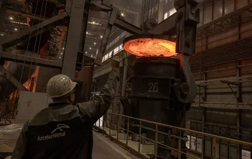 Робітник металургійного заводу ArcelorMittal біля ковша з розпеченою сталлю на тлі падіння виробництва в Україні