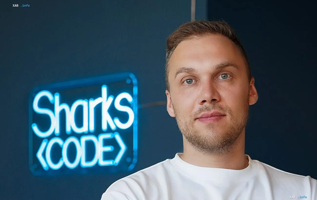 CEO IT-компанії на тлі синьої світної вивіски Sharks Code — про метрики росту перед масштабуванням