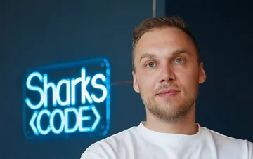 CEO IT-компанії на тлі синьої світної вивіски Sharks Code — про метрики росту перед масштабуванням