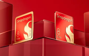 Два логотипа Qualcomm Snapdragon 8 Elite Gen 6 на красном фоне — новые 2-нм флагманские чипы с частотой 5 ГГц