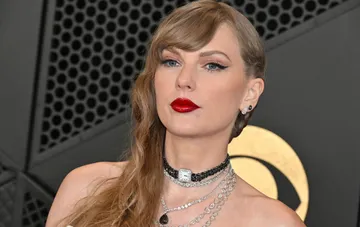 Тейлор Свифт на церемонии Grammy в красной помаде и бриллиантовых украшениях — анонс расширенной версии The Life of a Showgirl
