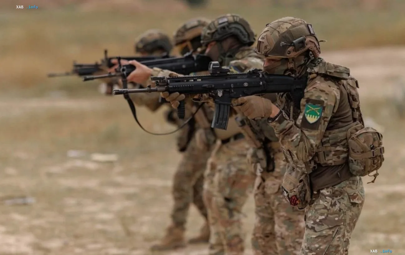 Ukrainian soldiers with assault rifles in formation in the Donbas, in the context of strikes on UAV command posts and the Rubicon unit's depot on 22–23 September