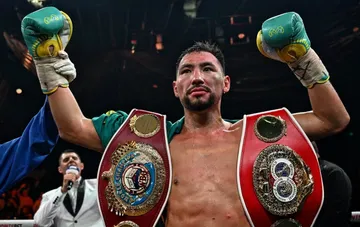 Боксёр с чемпионскими поясами WBO и IBF после победы, контекст ультиматума WBO командам Алимханулы и Банка за вакантный пояс в суперсреднем весе
