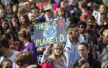 Mädchen mit Plakat „There is no Planet B“ bei einem Klimaprotest gegen die Zerstörung der Ökosysteme der Erde