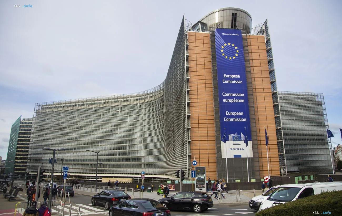 Gebäude der EU-Kommission in Brüssel, nachdem 13 EU-Länder eine einjährige Pause bei neuen Geschäftsregelungen gefordert haben