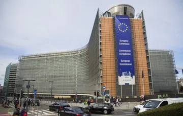 Gebäude der EU-Kommission in Brüssel, nachdem 13 EU-Länder eine einjährige Pause bei neuen Geschäftsregelungen gefordert haben